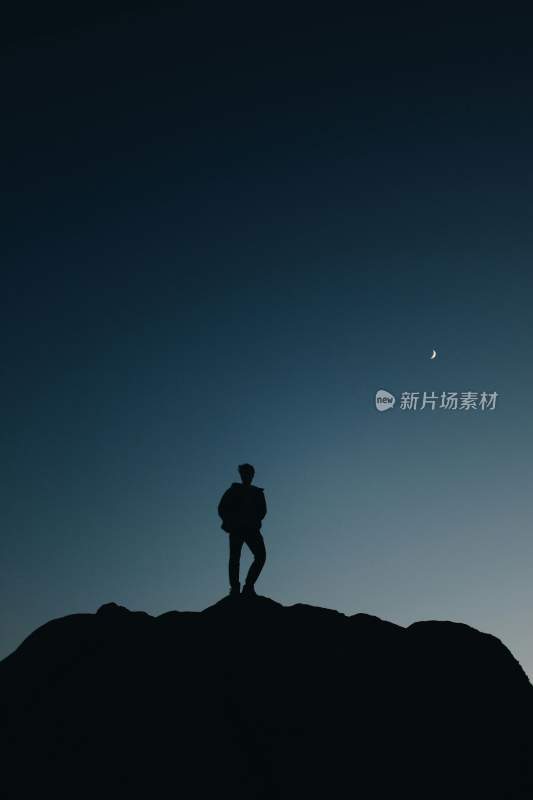 星空下的男人眺望远方背影