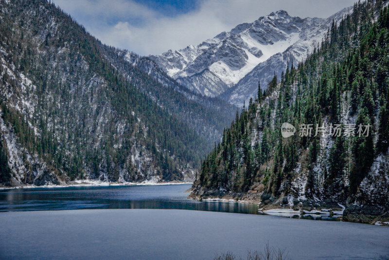 九寨沟海子雪山景观