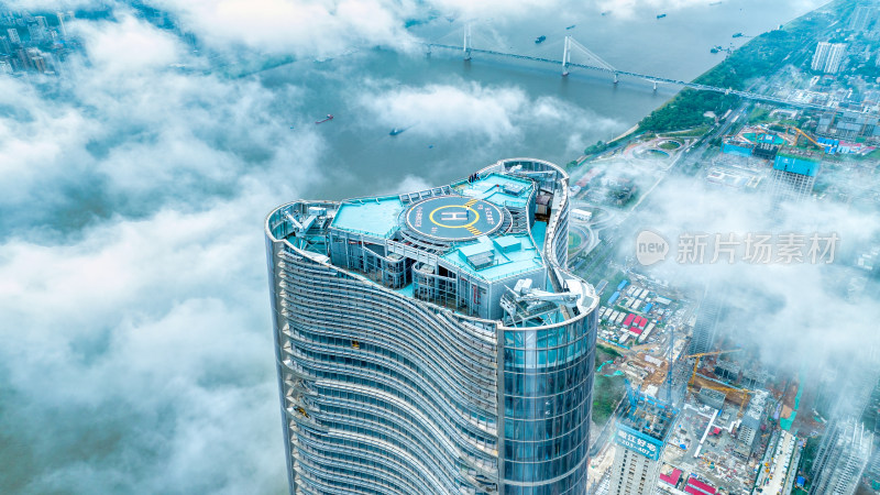 云层中的武汉最高楼