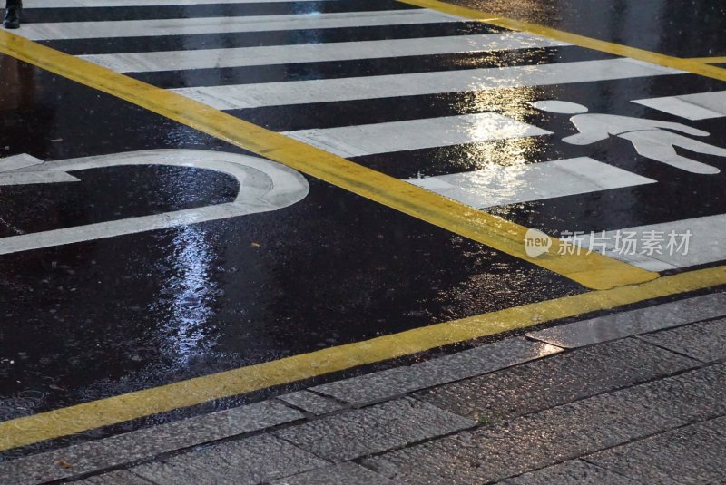 雨中的柏油马路上的斑马线和交通标识