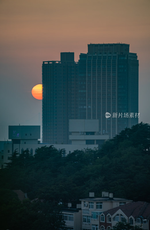 青岛信号山公园红瓦绿树碧海蓝天黄昏日落