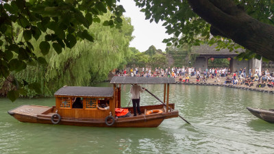 水乡河道乘船游览景象