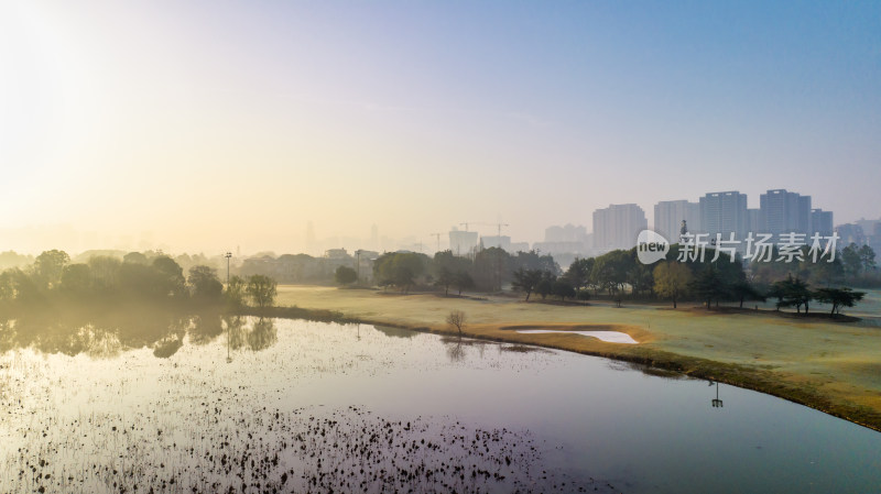 武汉金银湖国际高尔夫球场的晨雾