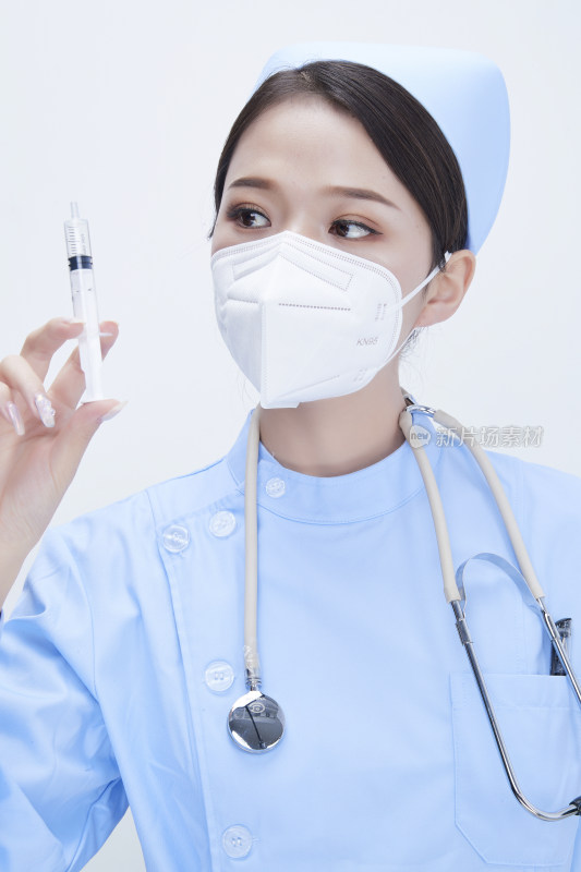 穿护士服戴听诊器口罩和手执针筒的美女护士