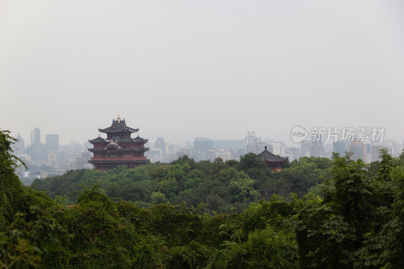 杭州城隍阁中式古建筑与城市景观远眺