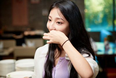 在星级酒店自助餐厅用餐的可爱中国少女