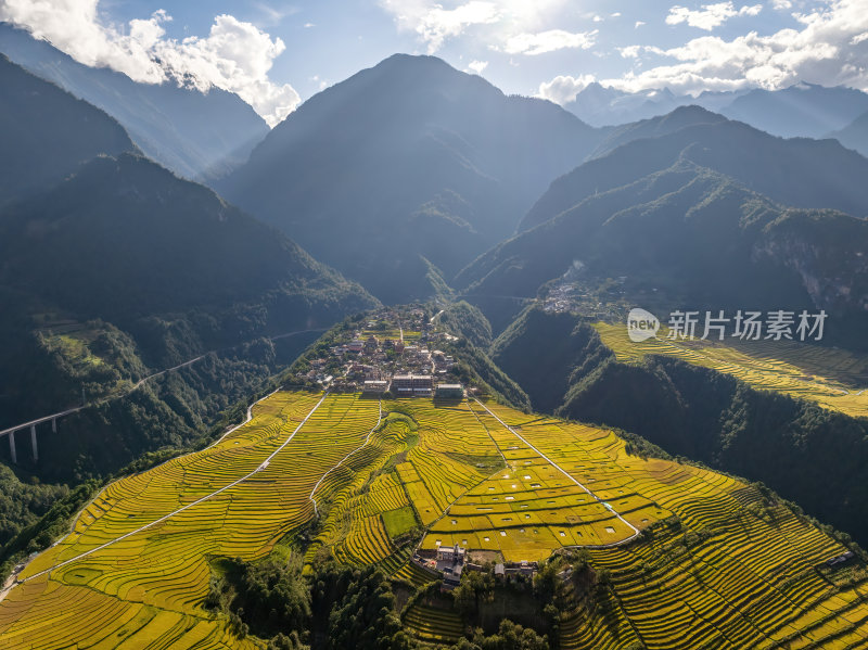 云南怒江傈僳族丙中洛人神共居秋色高空航拍