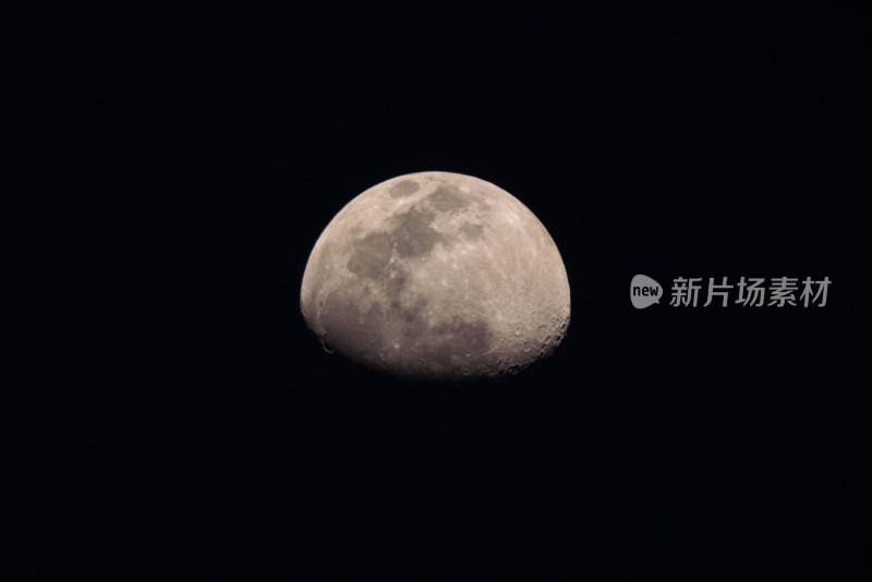 夜空下的半圆形月亮