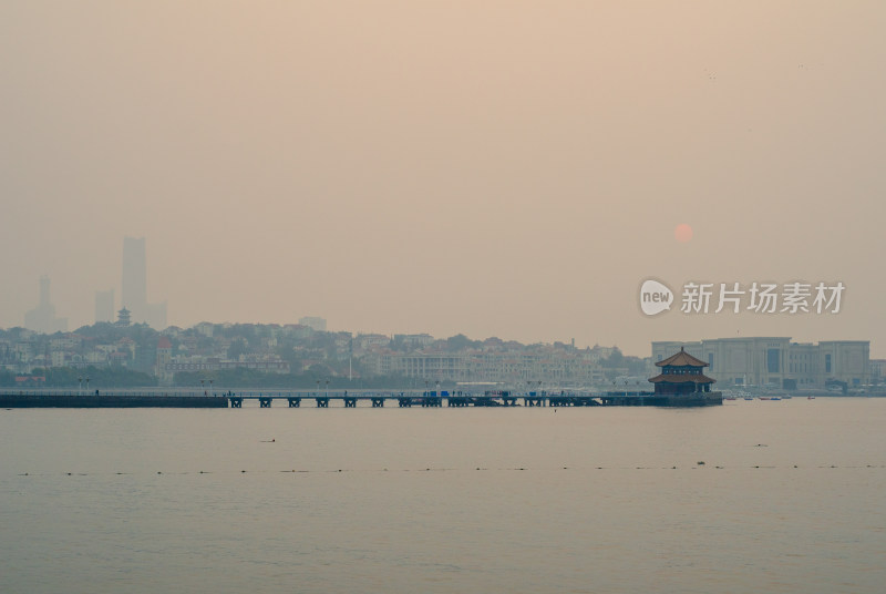 青岛栈桥海上建筑与清晨日出景观