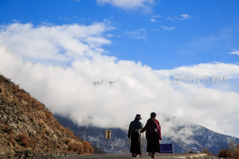 中国西藏虔诚的藏民朝拜转山