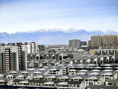 城市建筑群与远处雪山景观