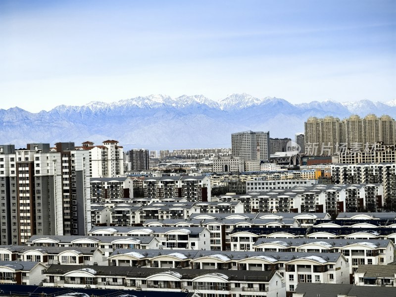 城市建筑群与远处雪山景观