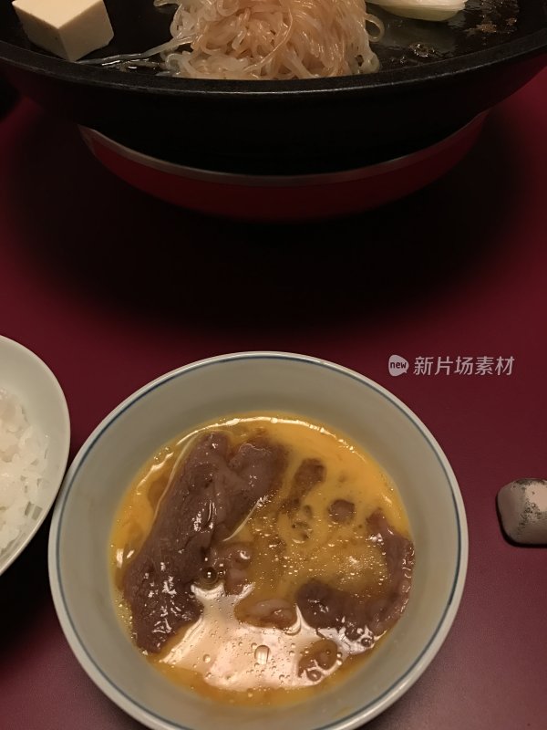 美味寿喜烧火锅配白米饭的餐饮美食画面