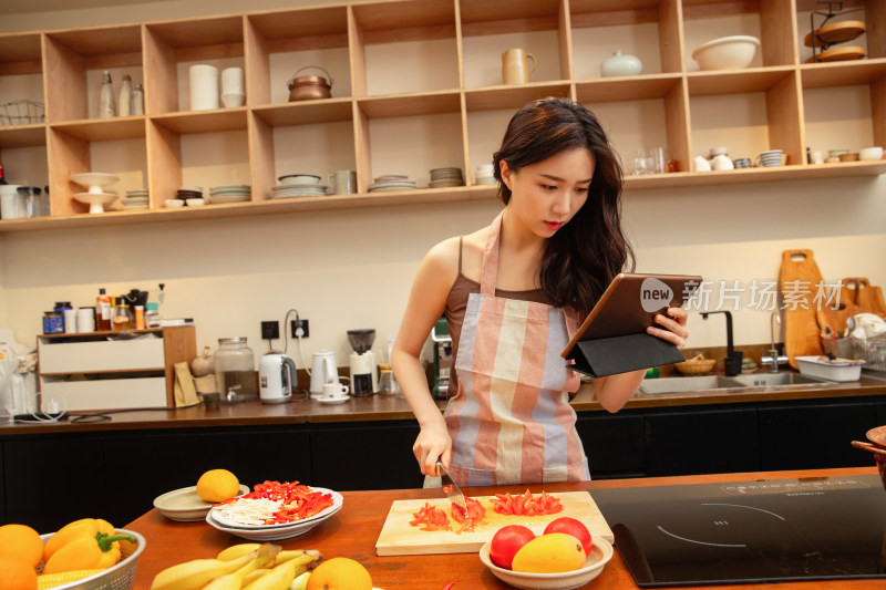 青年女人在家做饭