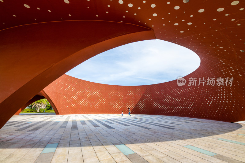 泉州演艺中心现代建筑内部行人景观