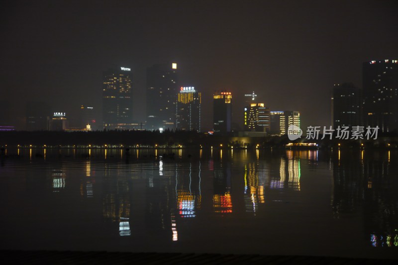 南京玄武湖畔夜景