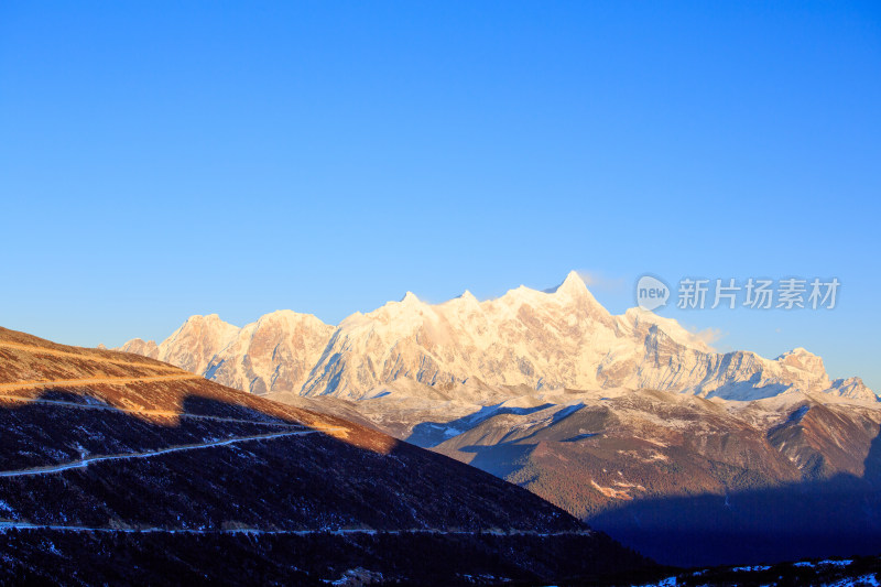 西藏林芝雪景南迦巴瓦峰日照金山雪山夕阳