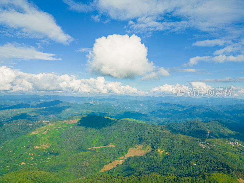 航拍天空高山草甸山脉田园村寨风光