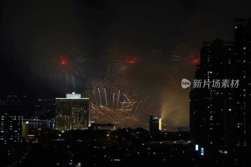 城市夜空下绚烂多彩的烟花盛宴