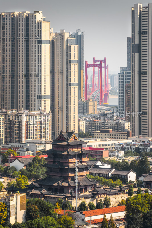 武汉归元禅寺与鹦鹉洲长江大桥同框