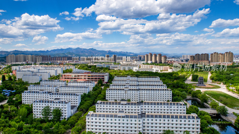 蓝天白云下的燕山大学城市建筑鸟瞰全景