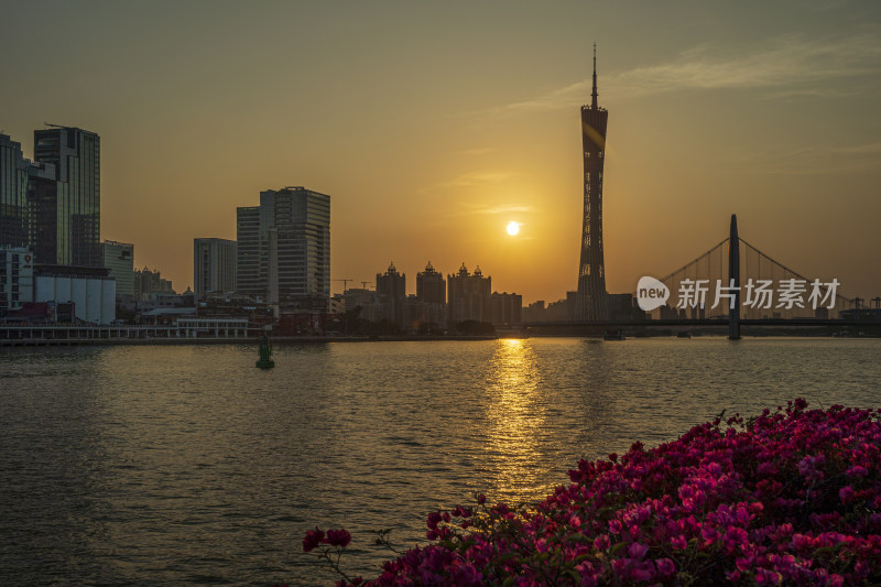 黄昏日落时分的广州地标广州塔与猎德大桥