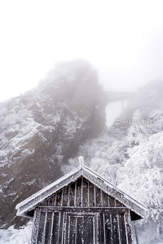 寒冷冬天大雪山脉小木屋