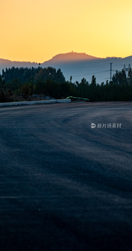 夕阳下道路上的景观