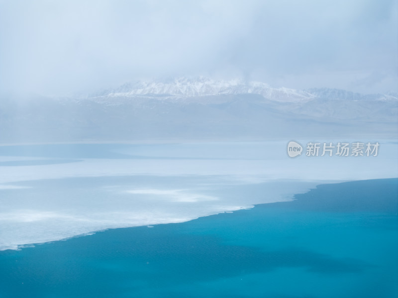 航拍新藏线上龙木错风景