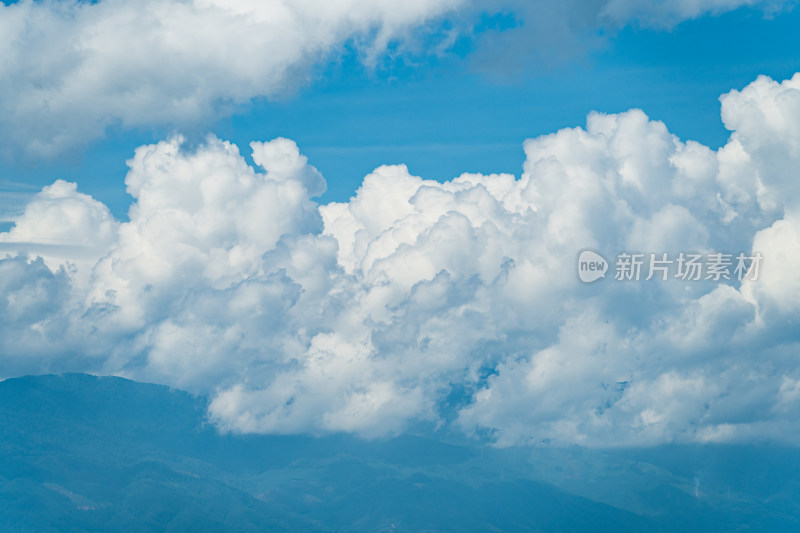 山顶的云景