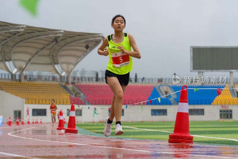 运动场上田径比赛运动员跑步