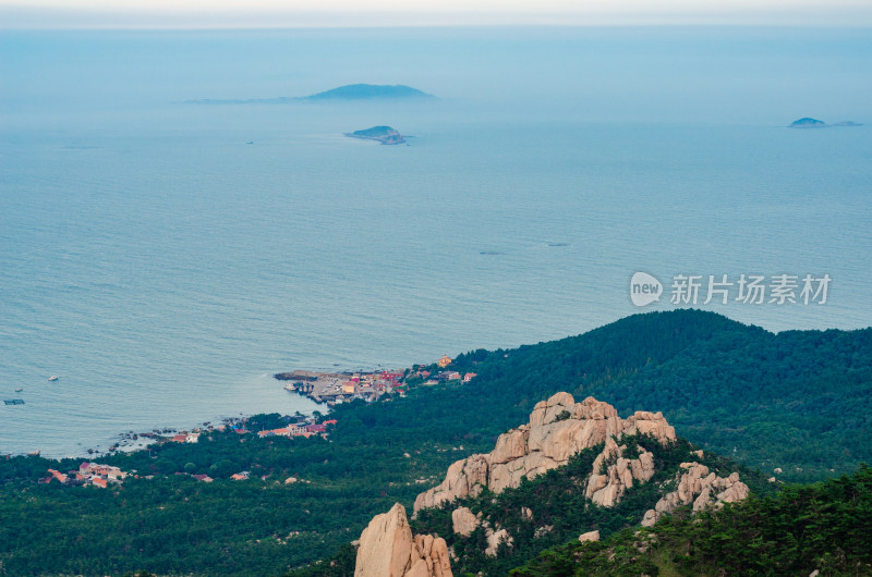 青岛崂山仰口景区登高远望的海滨村落