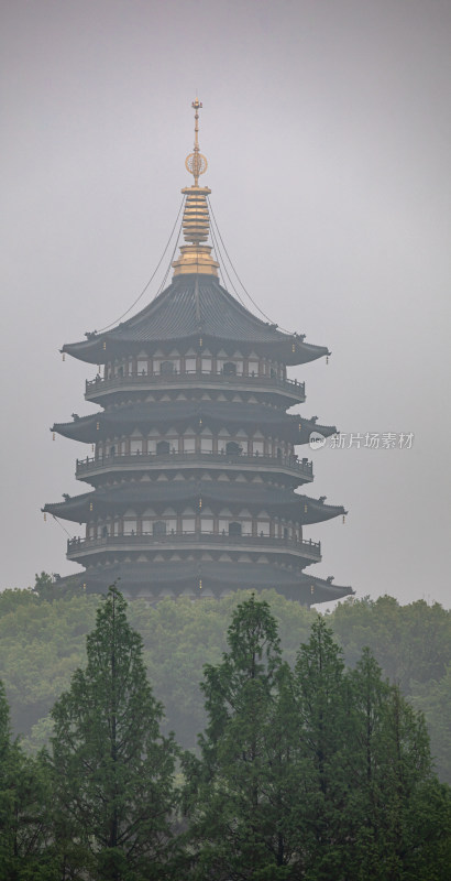 杭州西湖长桥公园雷峰塔雾色景观