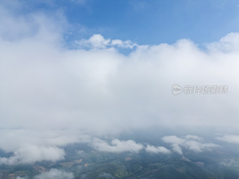 航拍云雾缭绕的山脉自然风光全景