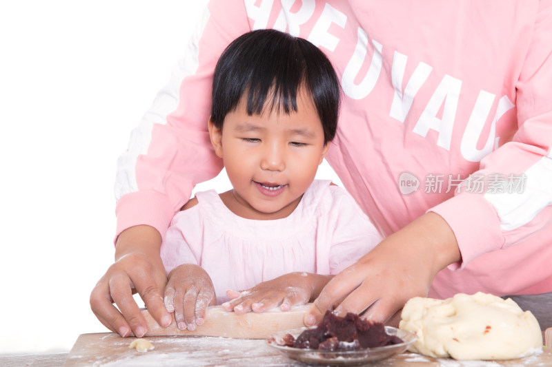 中国妈妈在教自己的女儿学习做中秋节的月饼