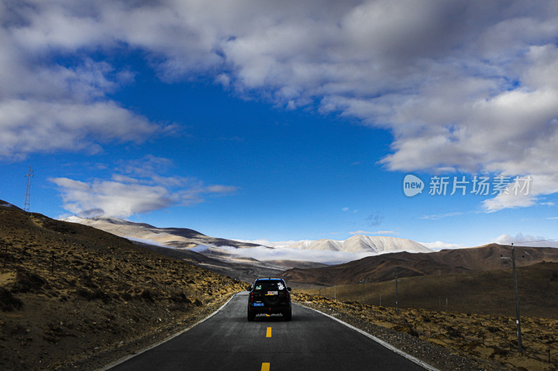 荒凉的雪山下的空旷土地