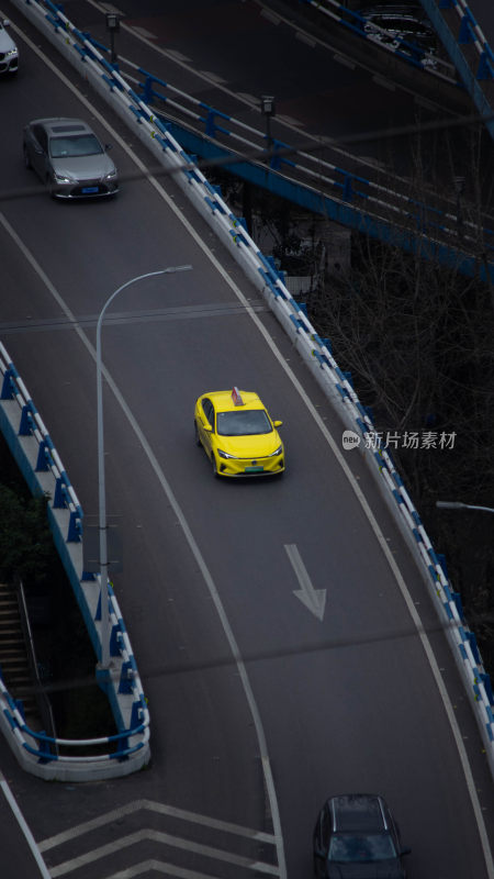 道路上行驶的黄色出租车