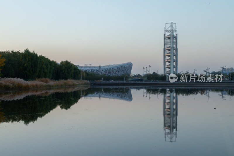 北京奥林匹克公园里的玲珑塔与鸟巢