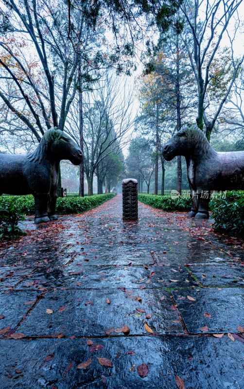 南京明孝陵雨中石像与园林牌坊景观