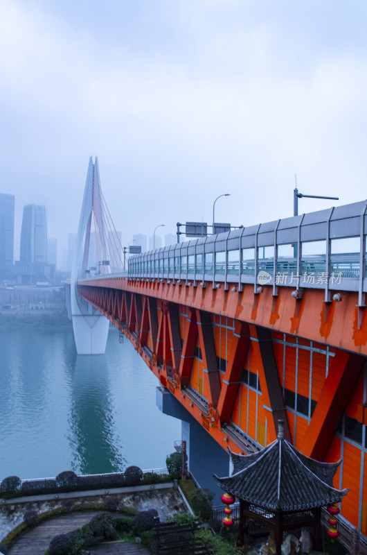 雨雾天气里的重庆千厮门嘉陵江大桥