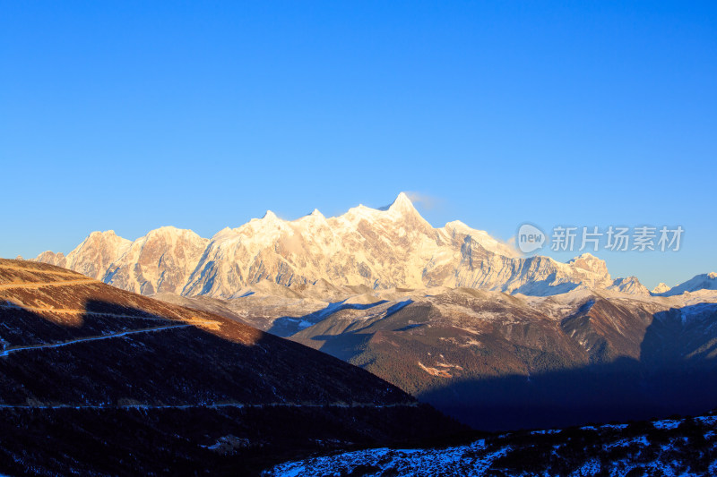 西藏林芝雪景南迦巴瓦峰日照金山雪山夕阳