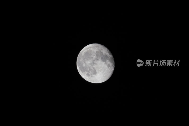 夜空中的皎洁明月