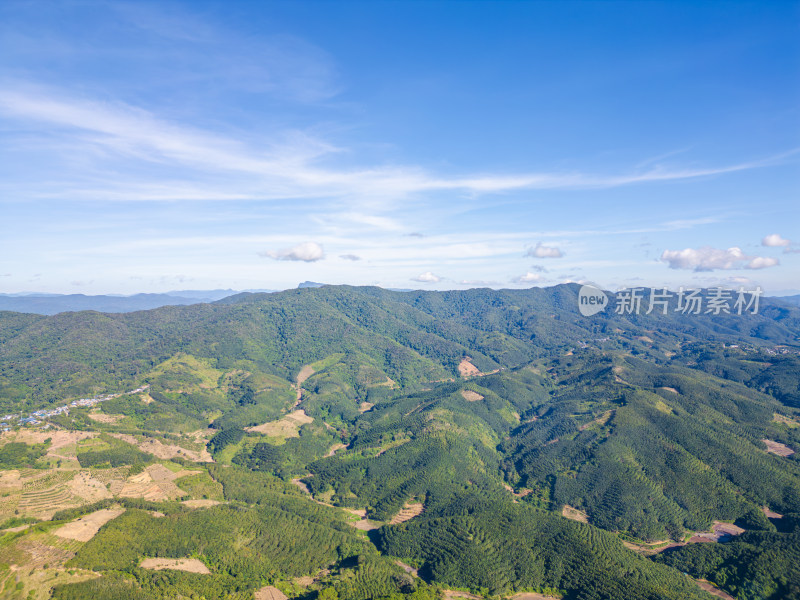 航拍蓝天白云下广阔无垠绿意盎然的山地景观