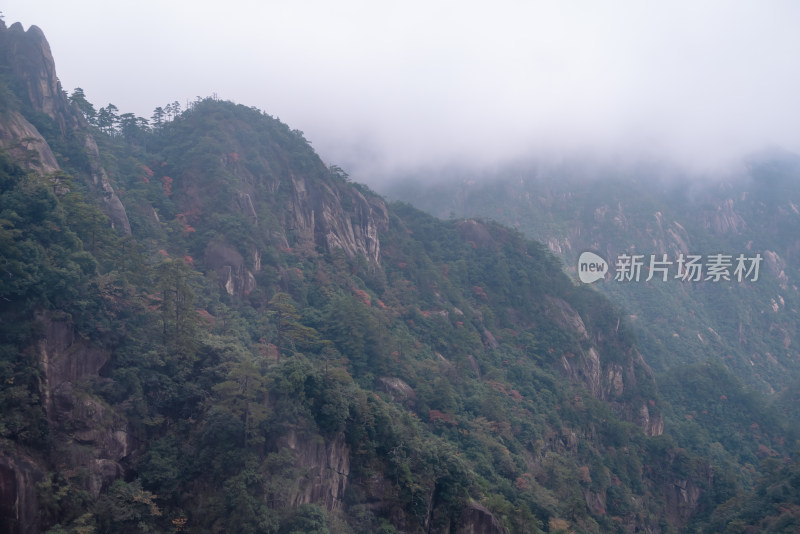 云雾下，安徽黄山风景区风光