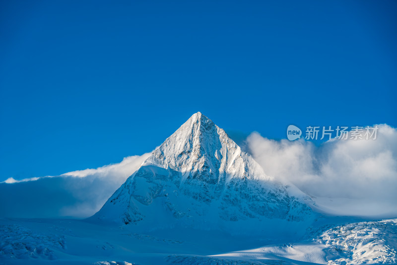 中国西藏那曲市萨普山峰雪山蓝天白云