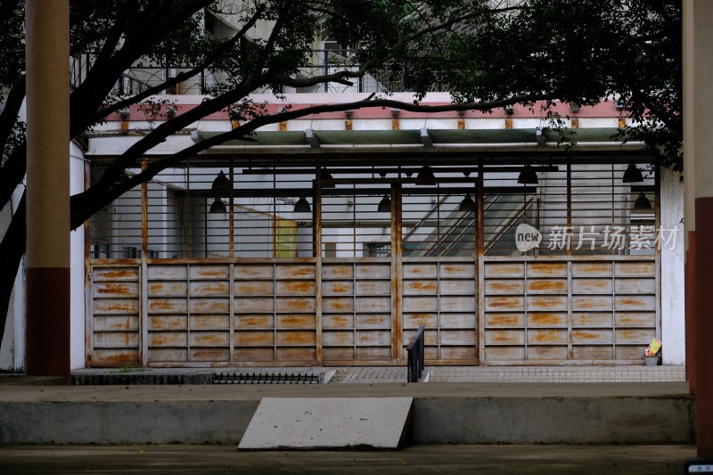 生锈铁门与周边建筑场景