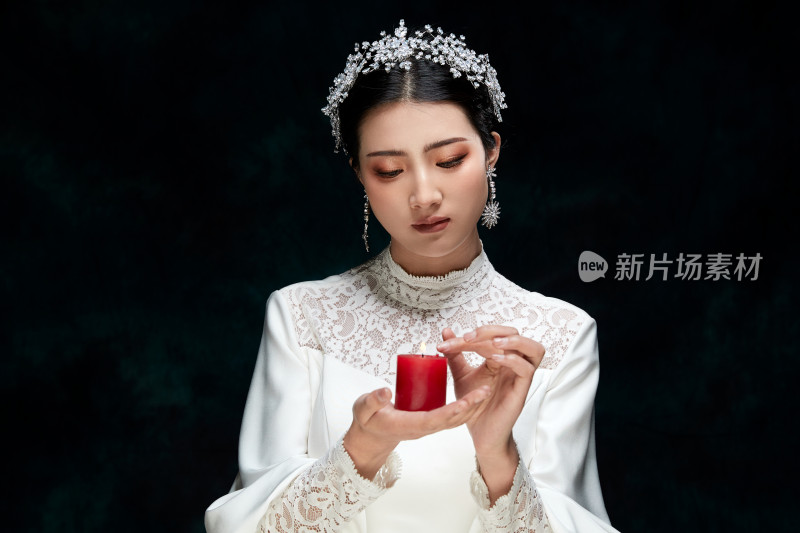 黑色背景下的女性复古婚纱妆面