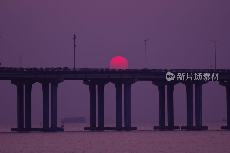 夕阳下跨海大桥宏伟景象