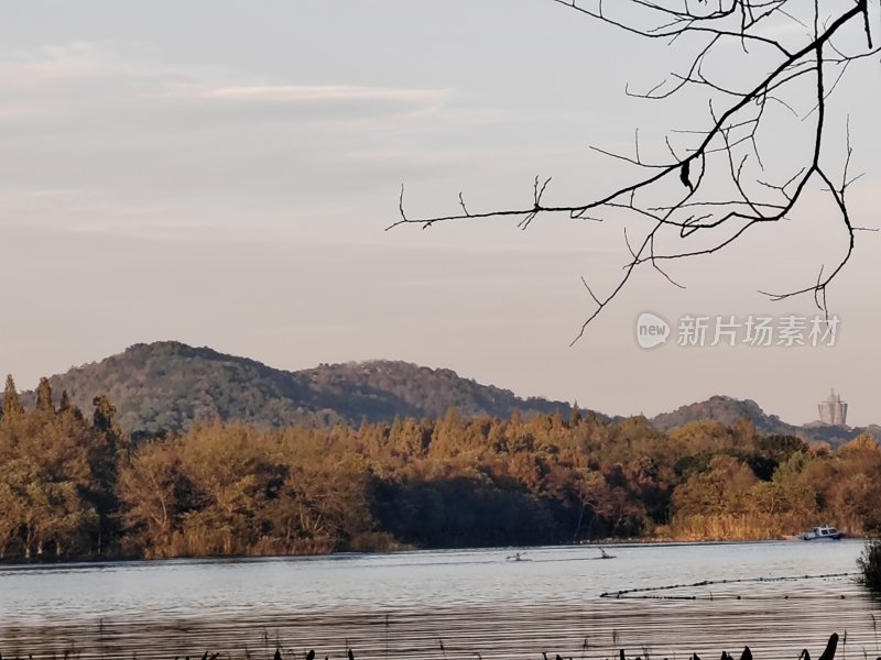 山林边平静湖面的自然风光