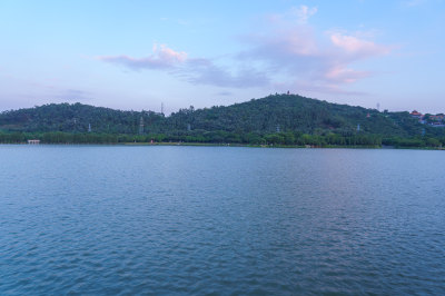 佛山顺峰山公园青云湖黄昏晚霞山景风光